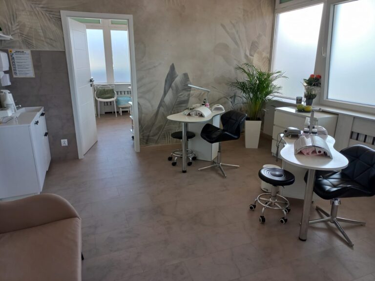 Jasne wnętrze salonu kosmetycznego Dermline w Krakowie