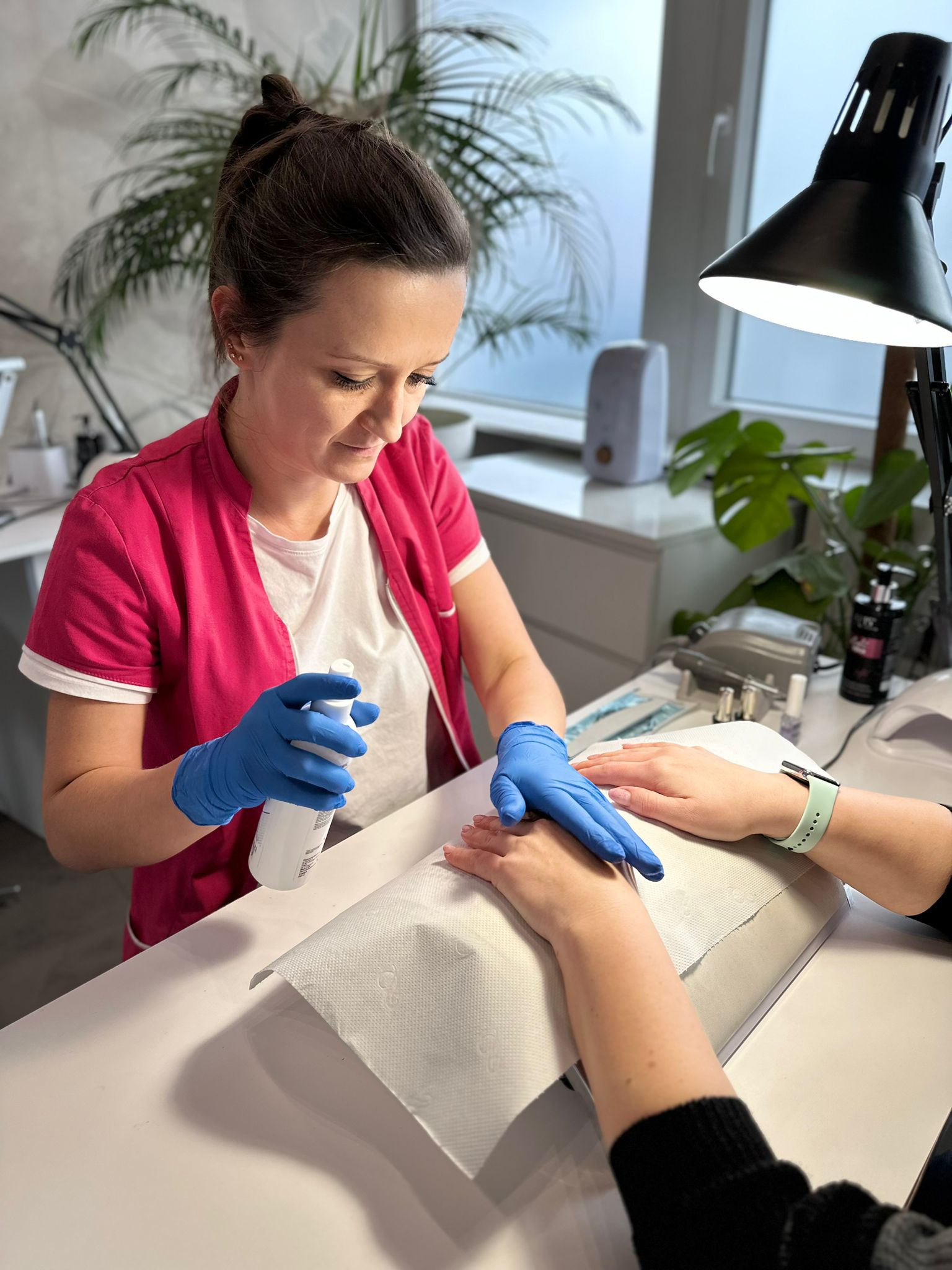 Manicure w salonie Dermline w Krakowie
