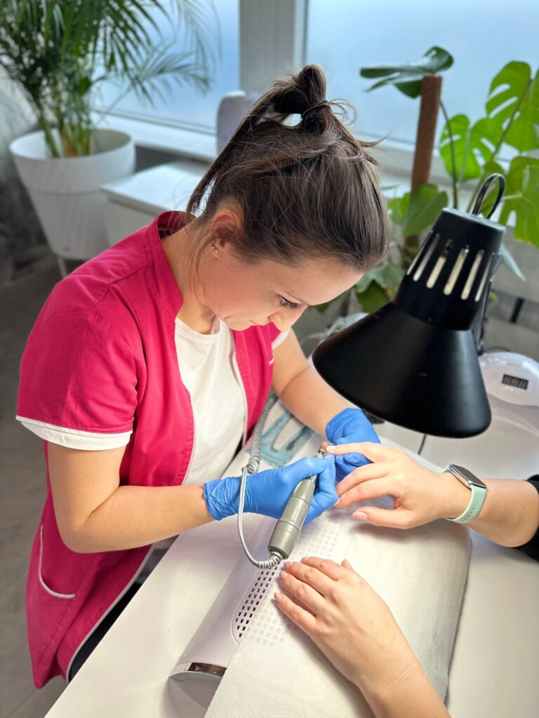 Specjalistka Dermline podczas pracy z klientką