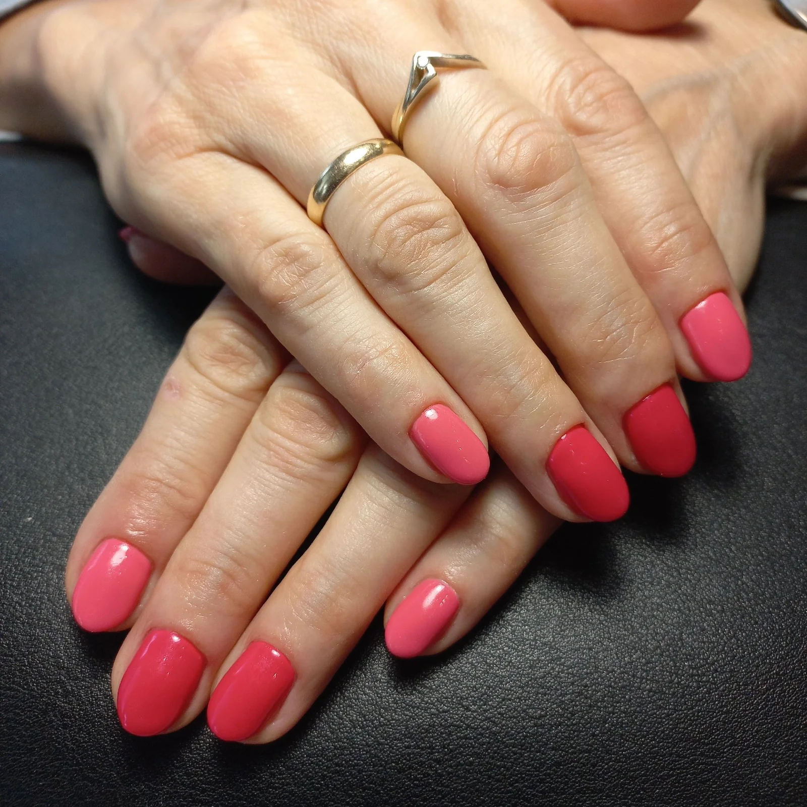 Czerwono-różowy manicure hybrydowy wykonany w Dermline w Krakowie