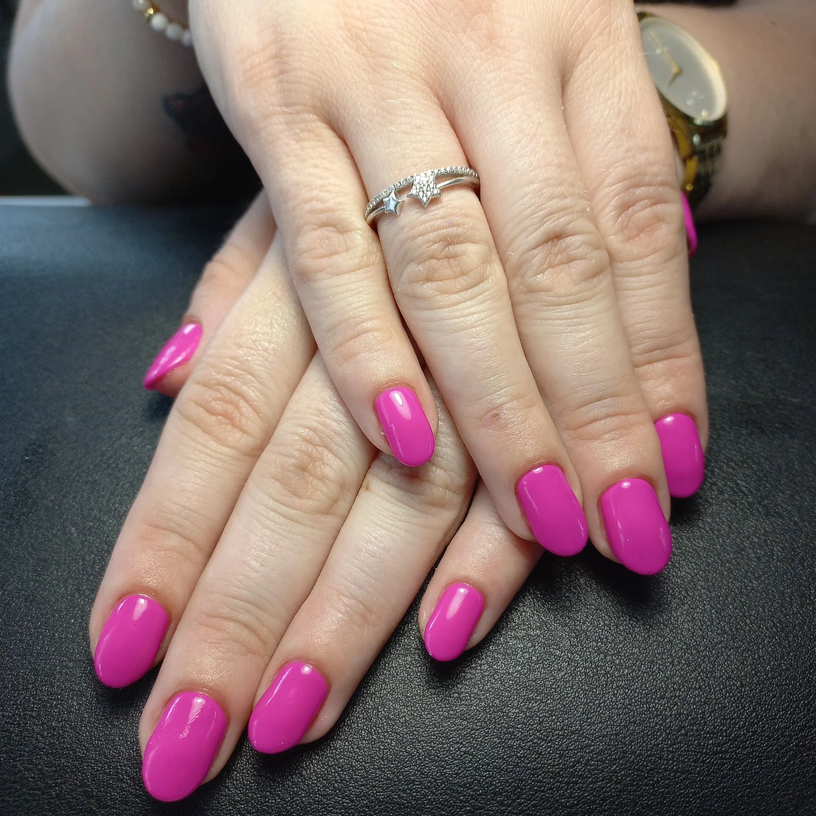 Różowy manicure wykonany w Dermline