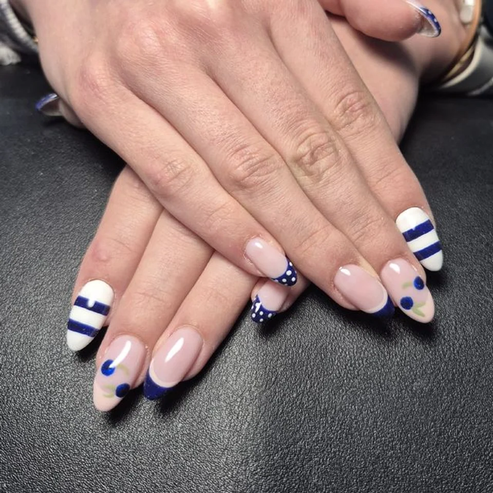 Manicure z granatowym zdobieniem wykonany w salonie Dermline w Krakowie