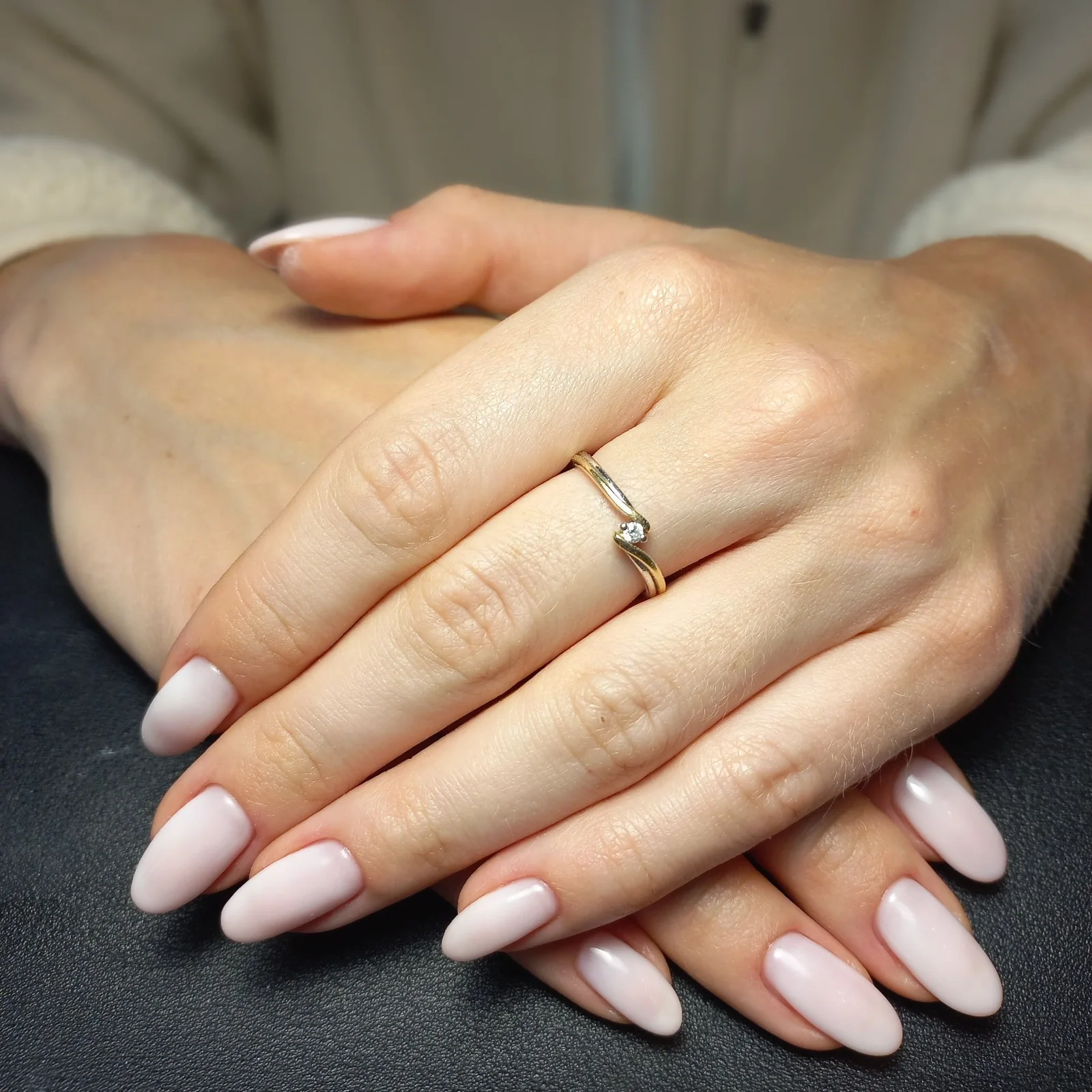 Jasnoróżowy manicure wykonany w Dermline
