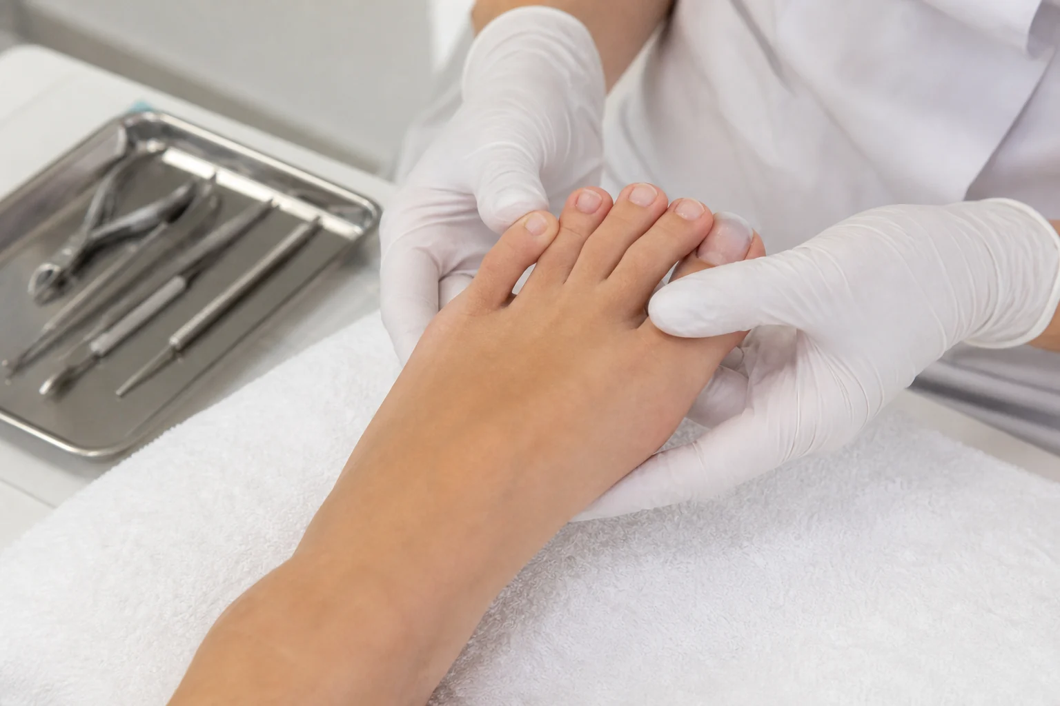 Ocena naturalnych paznokci stóp przed pedicure japońskim