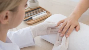 Ocena krótkich łamliwych paznokci przed doborem manicure
