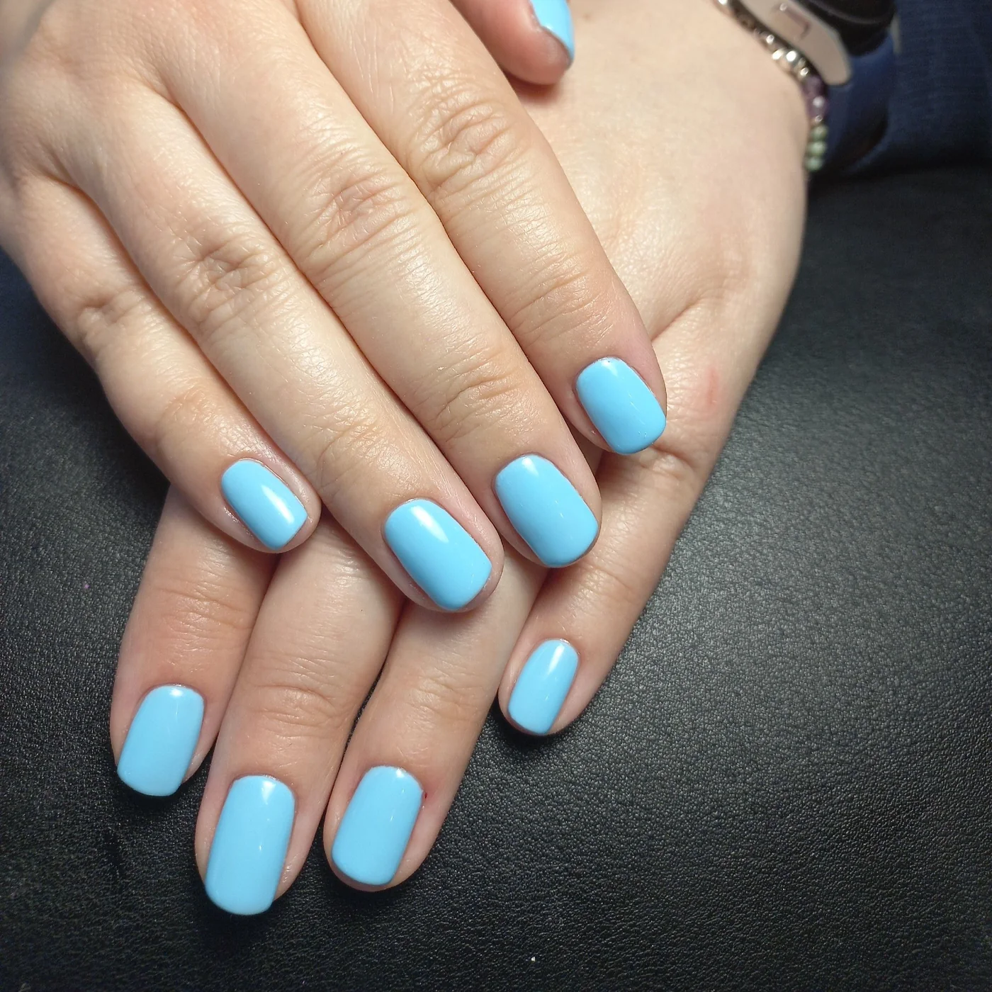 Jasny błękitny manicure hybrydowy wykonany w Dermline w Krakowie