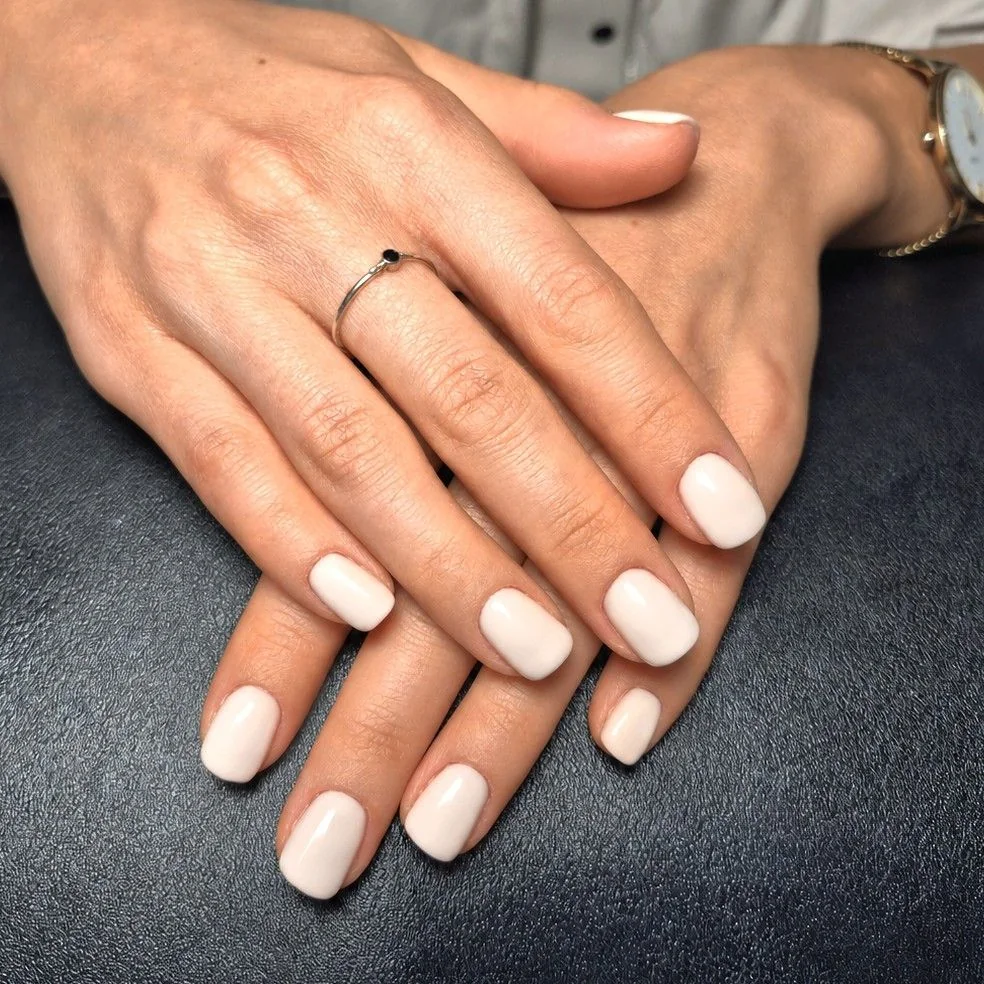 Mleczny manicure hybrydowy wykonany w salonie Dermline w Krakowie