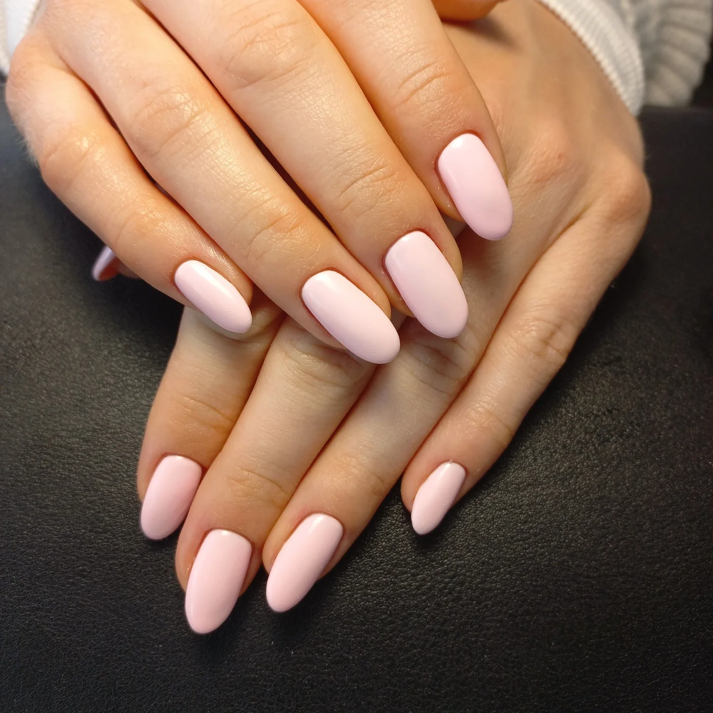 Pastelowy róż na paznokciach – manicure wykonany w Dermline w Krakowie